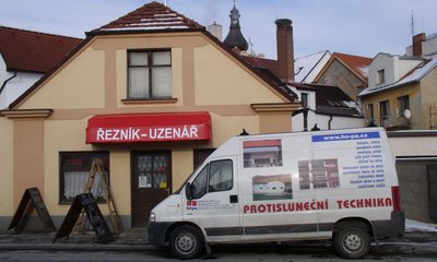 Košová markýza na objektu řeznictví v Dobřanech